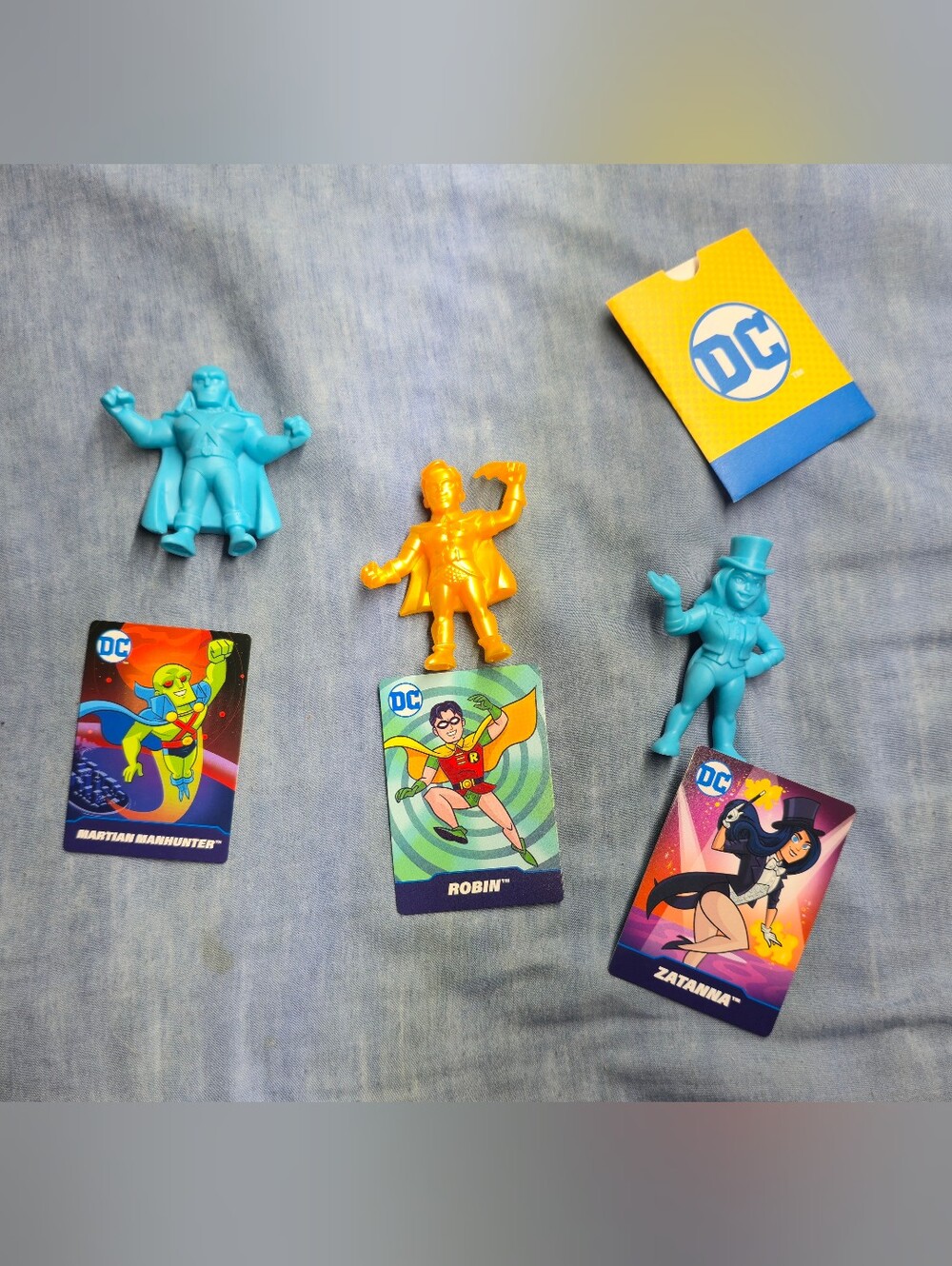 2025 Wendys DC Comics Kids Meal Blue Martian Manhunter, Zatanna Gold Robin w/ ca